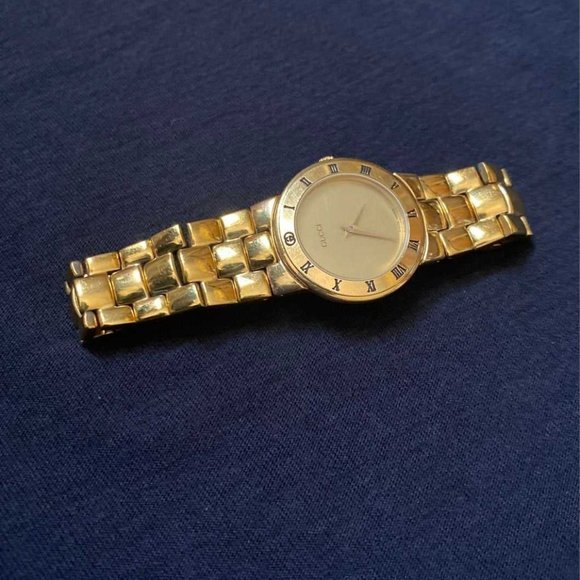 White plated Vintage Gucci gold watch - Picture 1 of 3